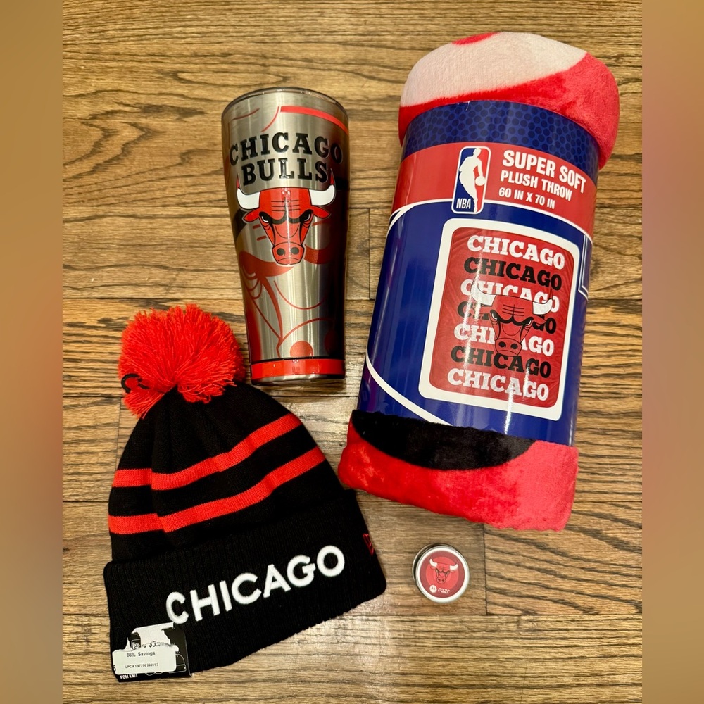 Chicago Bulls Fan Bundle Beanie Pom Hat Tumbler Plush Blanket Phone Grip NWT